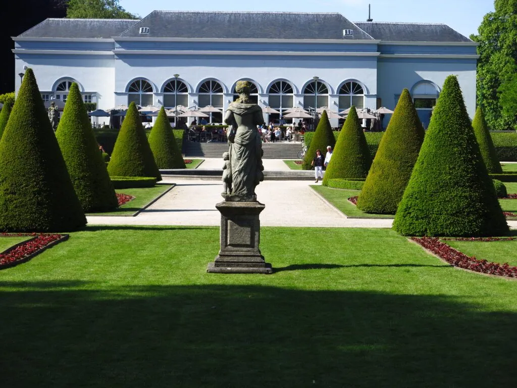 jardin-estatua-bruselas Jardín cuidado con estatuas de un edificio majestuoso en Bruselas