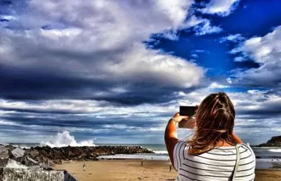 sonia-urreizti Sonia Urreizti haciendo una foto de la playa y el mar bajo un cielo nublado.